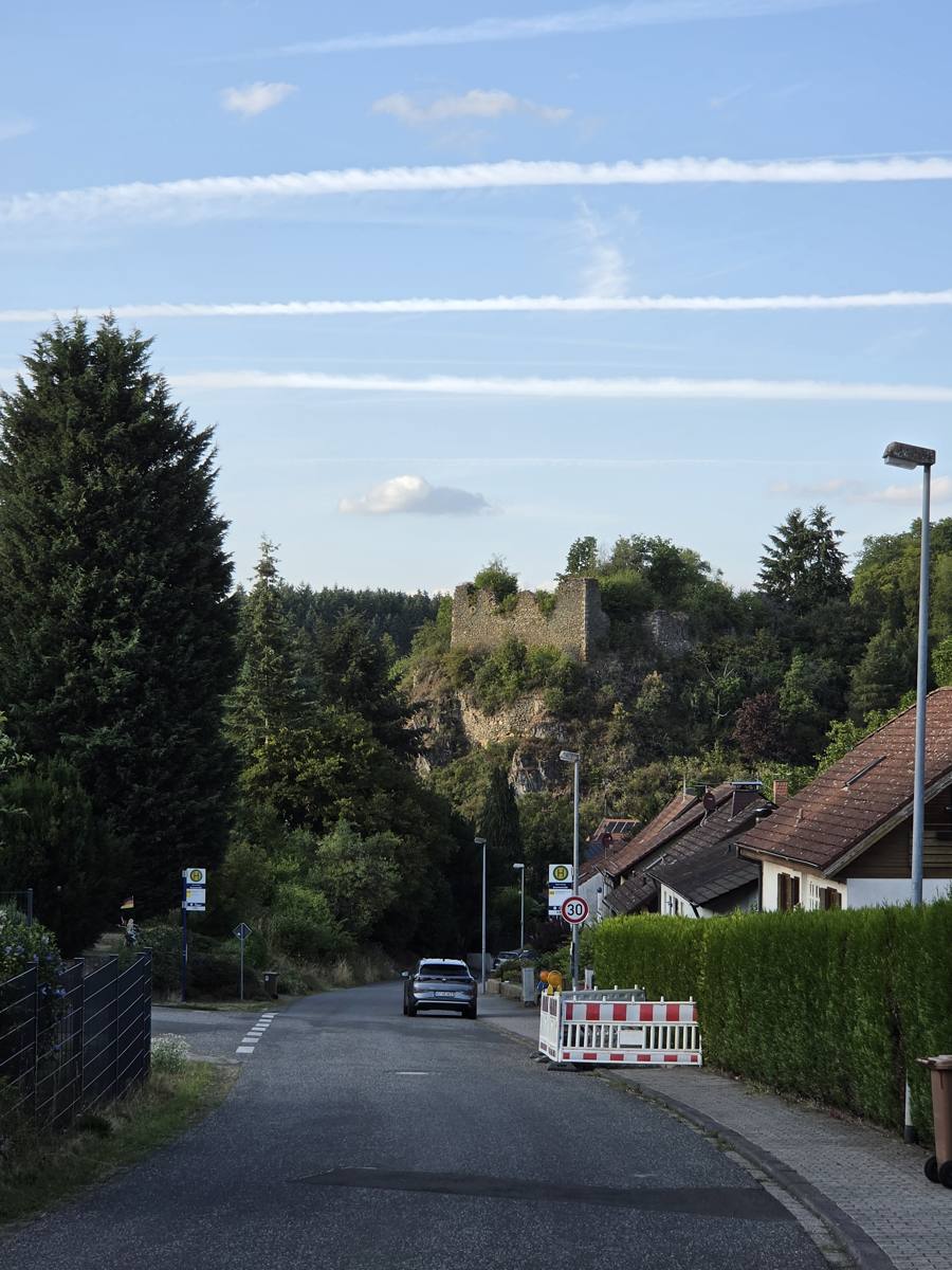 Ortsdurchfahrt Argenschwang, die Ruine wacht über der Straße.