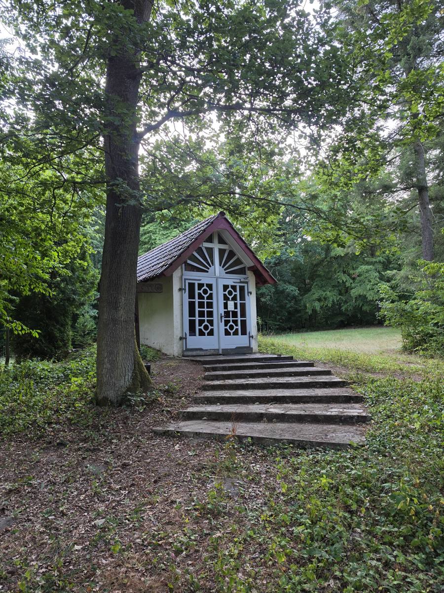 Waldkapelle bei Hergenfeld, letzter Foto-Stopp bei Tageslicht.