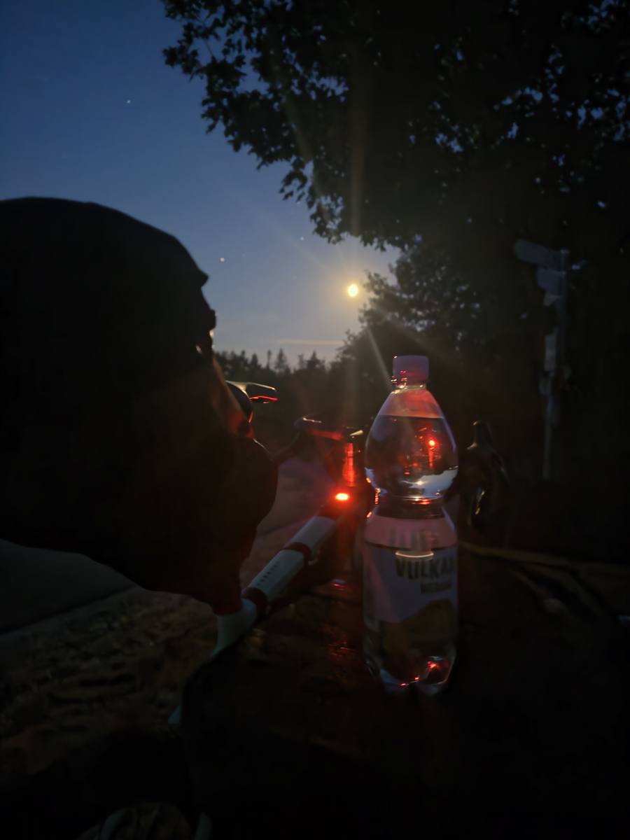 Vulkan-Wasser im Mondschein. Mehr Beleuchtung war ehrlich gesagt nicht da.