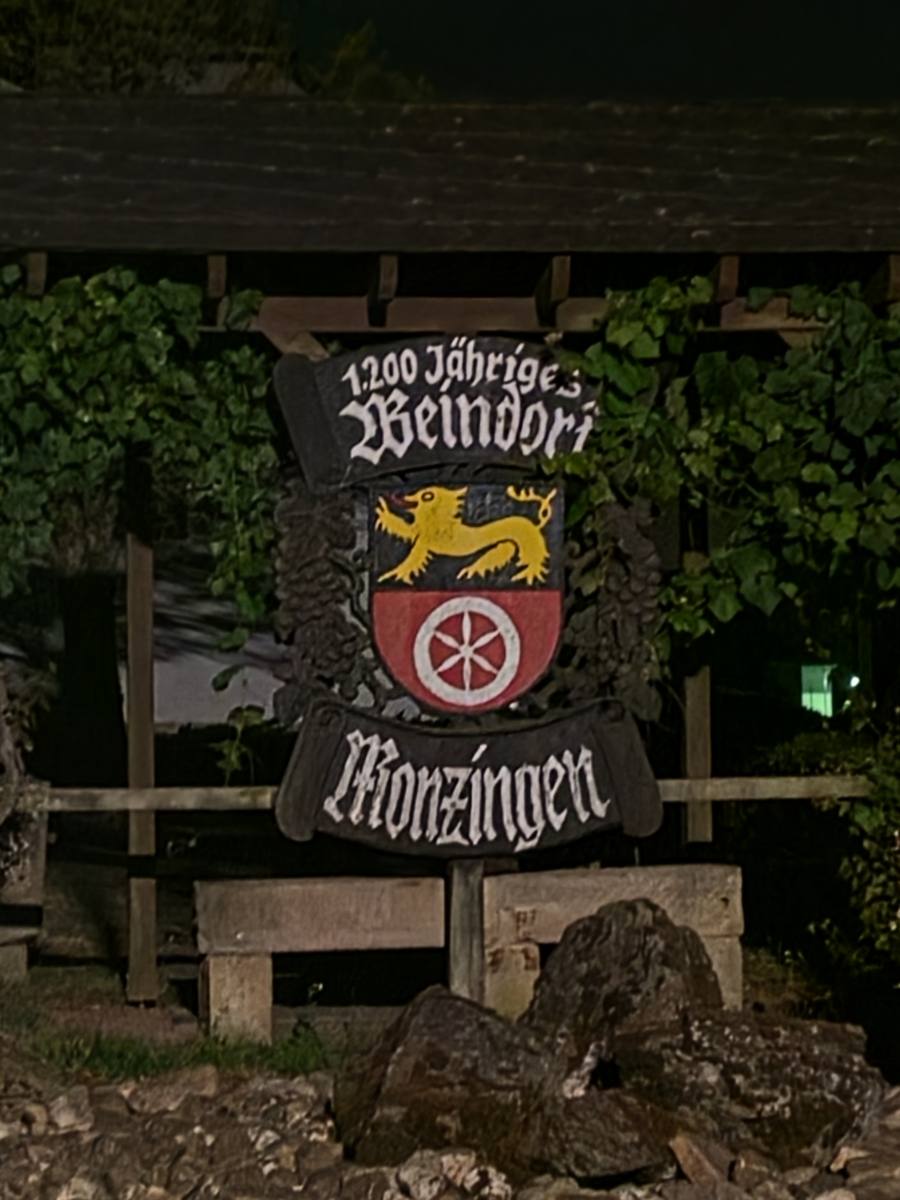 Um 23:59: das 1.200-jährige Weindorf hat seinen Radfahrer wieder.