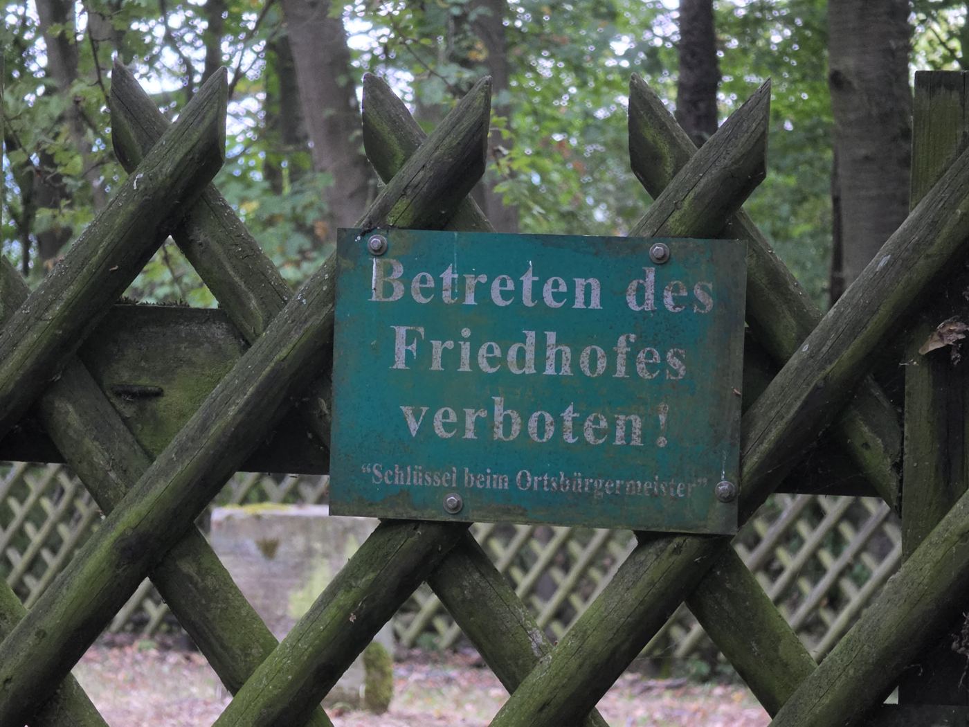 Verwittertes Schild „Betreten des Friedhofes verboten