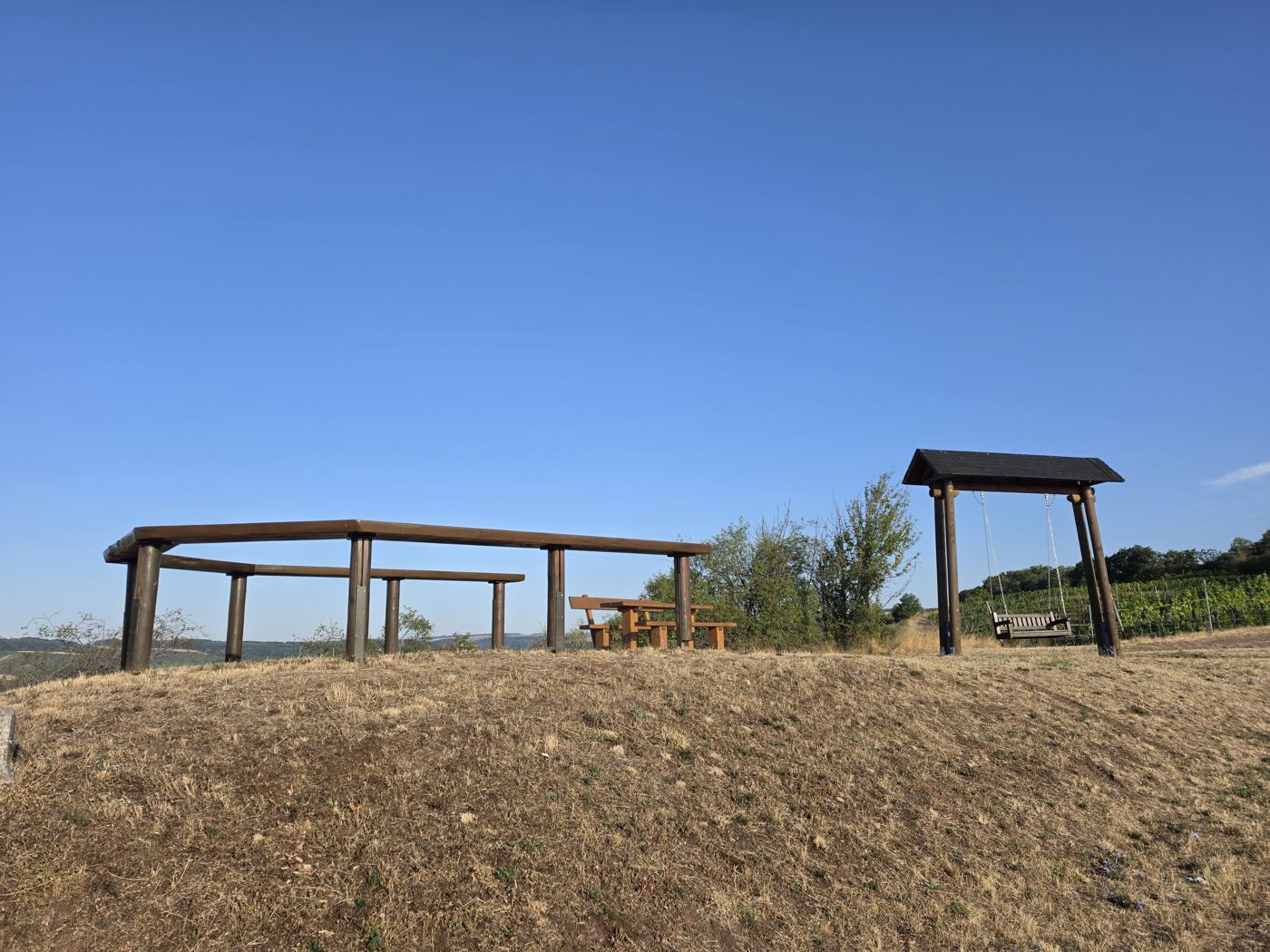 Rastplatz mit Picknick-Ensemble und überdachter Schaukel am Weinbergrand