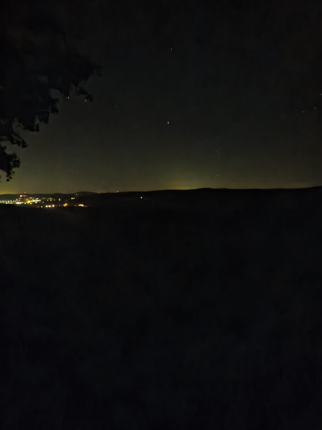 Nächtliches Nahetal mit den letzten Lichtern der Dörfer unter einem dunstig leuchtenden Himmel