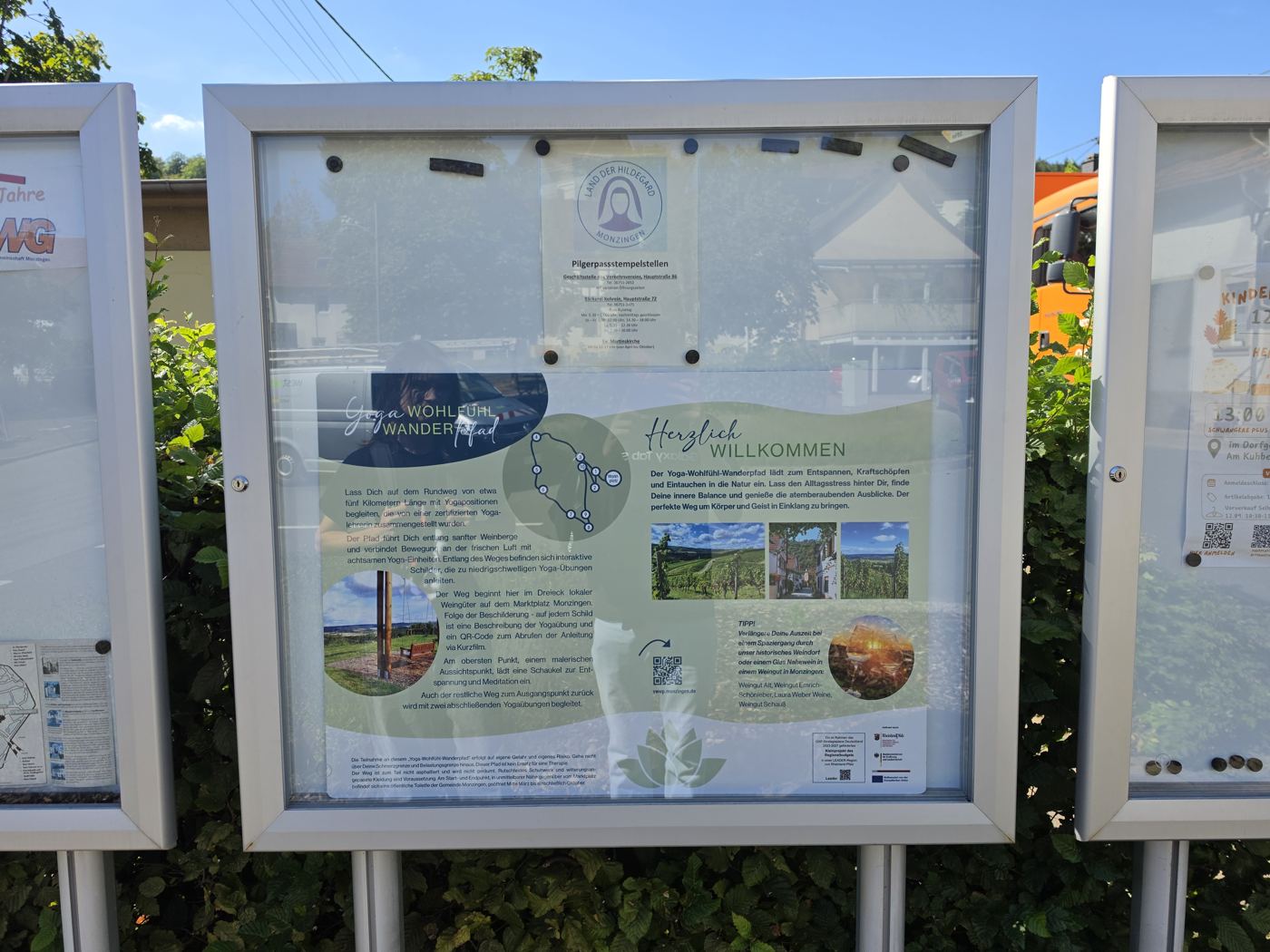 Infotafel des Yoga-Wohlfühl-Wanderpfads am Marktplatz Monzingen