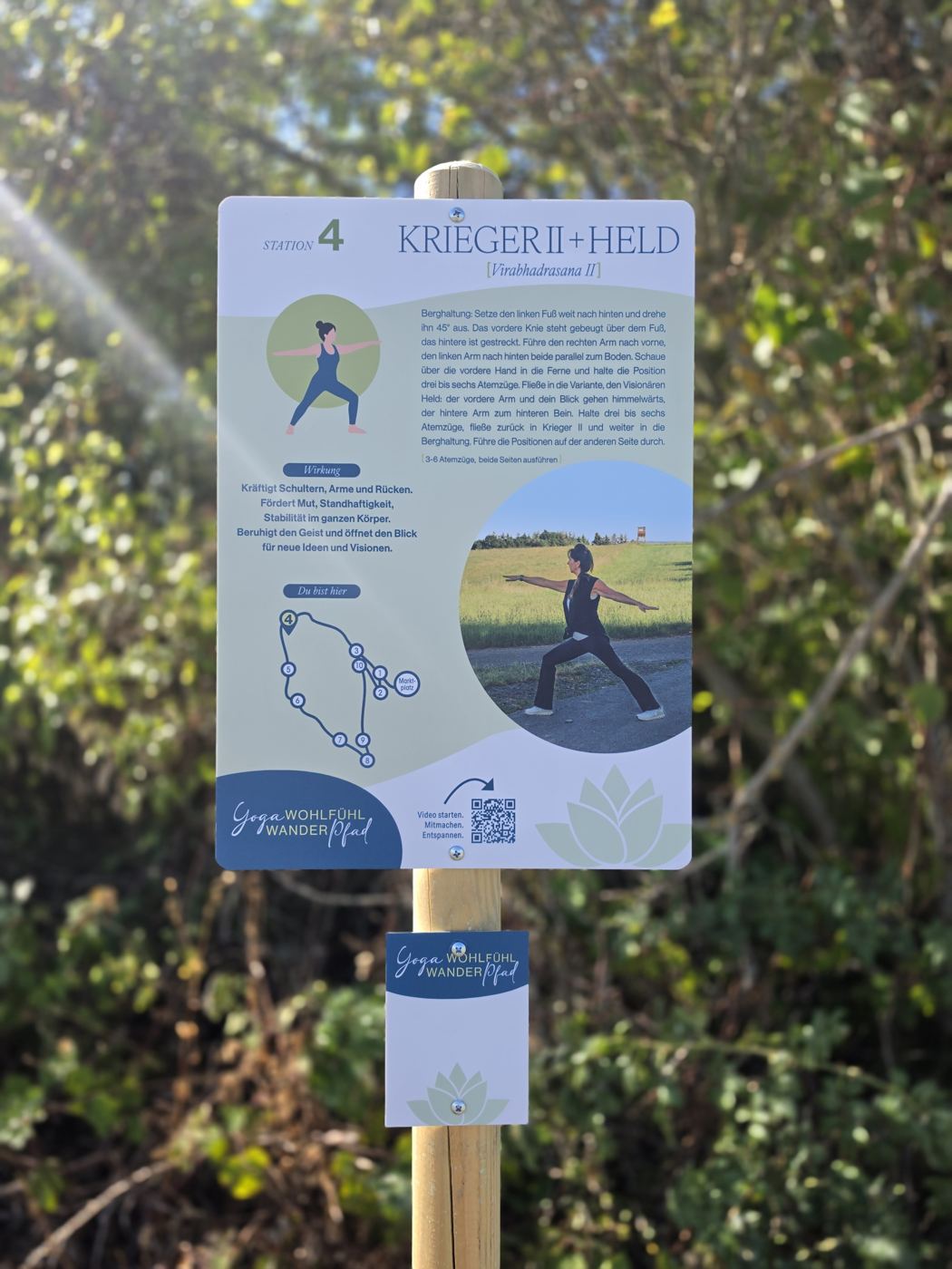 Schild Station 4 Krieger II und Held des Yoga-Wohlfühl-Wanderpfads am Aussichtspunkt
