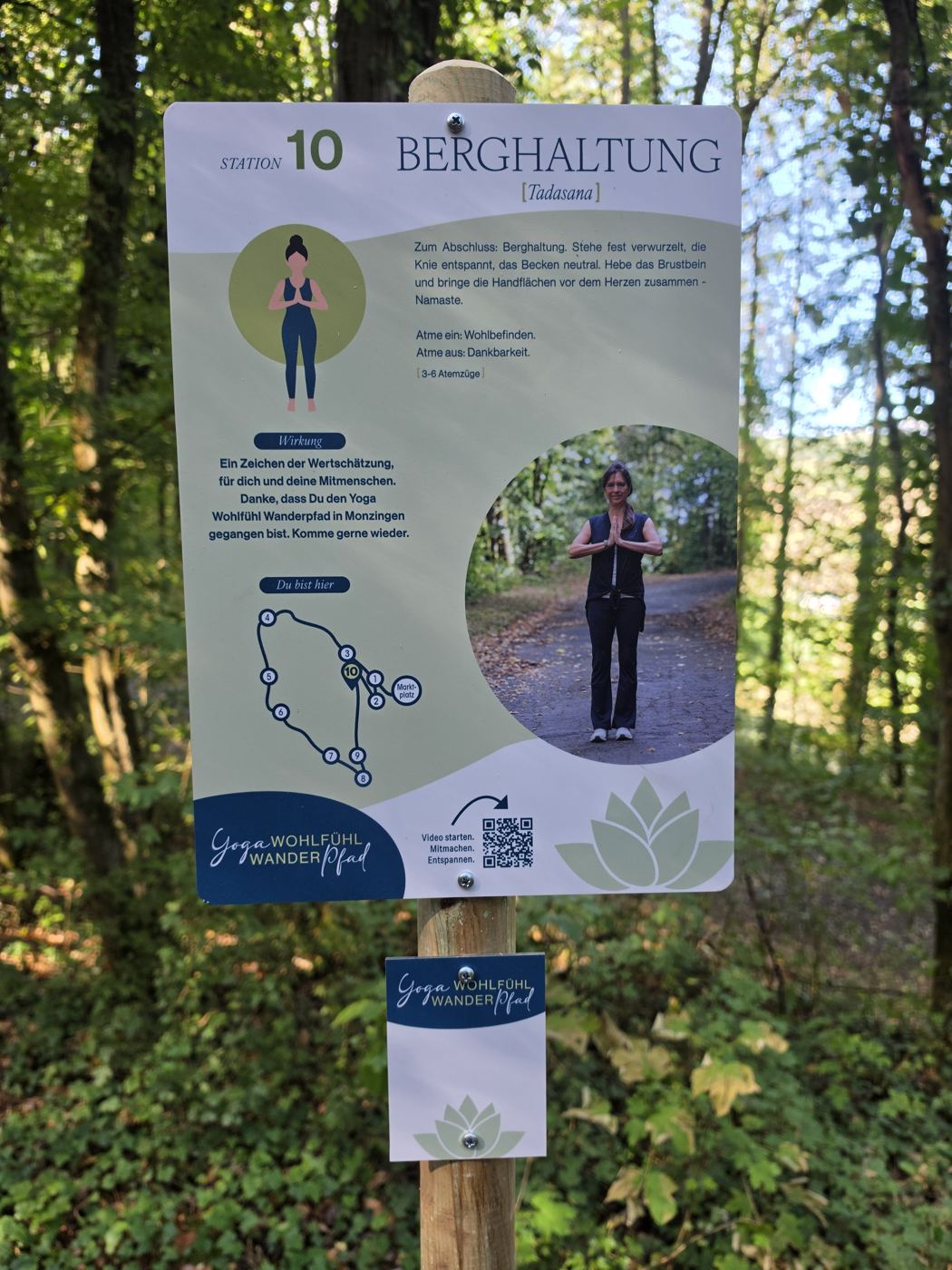 Schild Station 10 Berghaltung des Yoga-Wohlfühl-Wanderpfads im Wald